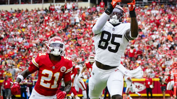 Aug 26, 2023; Kansas City, Missouri, USA; Cleveland Browns tight end David Njoku (85) catches a touchdown pass against Kansas City Chiefs safety Mike Edwards (21) during the first half at GEHA Field at Arrowhead Stadium. Mandatory Credit: Jay Biggerstaff-USA TODAY Sports